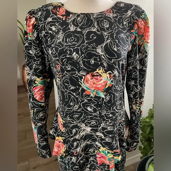 Black and White Sheath Dress with Cuffed Long Sleeves - Picture 2 of 8